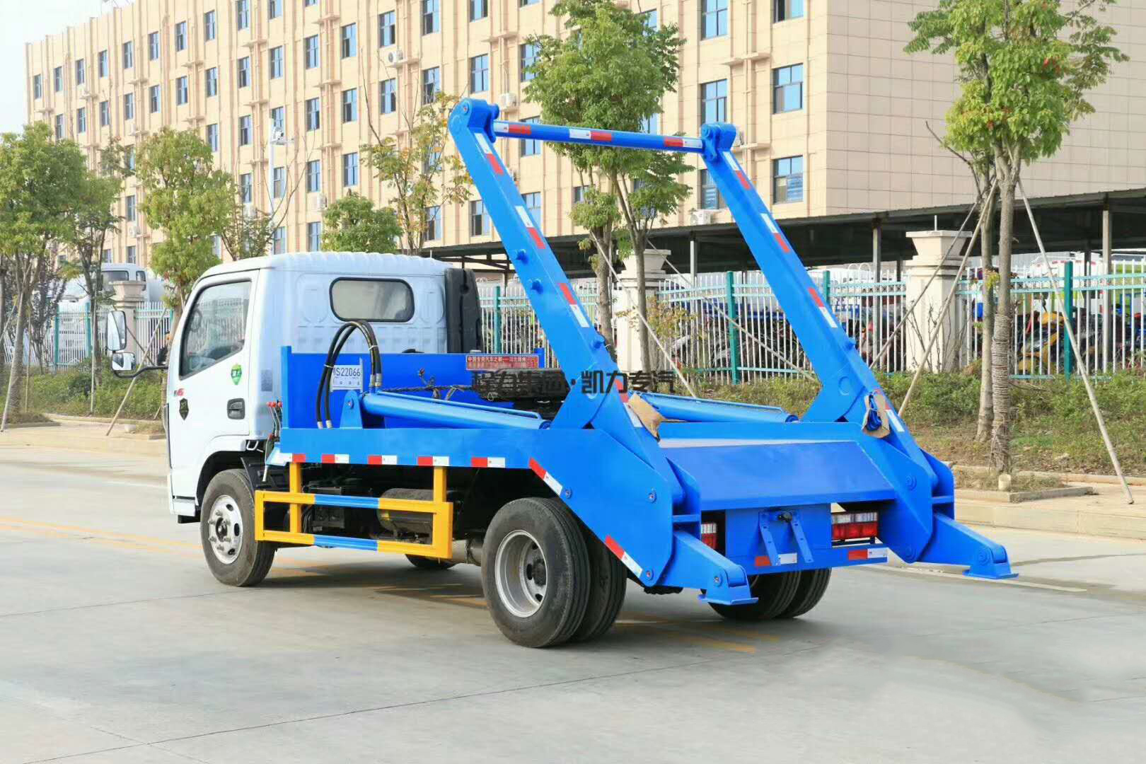 國六6方東風(fēng)D6 擺臂垃圾車