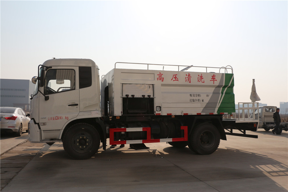 國(guó)六東風(fēng)天錦清洗吸污車(chē)