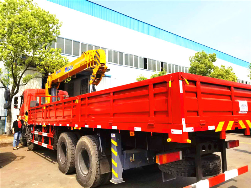 天龍前四后八12噸吊機(jī)