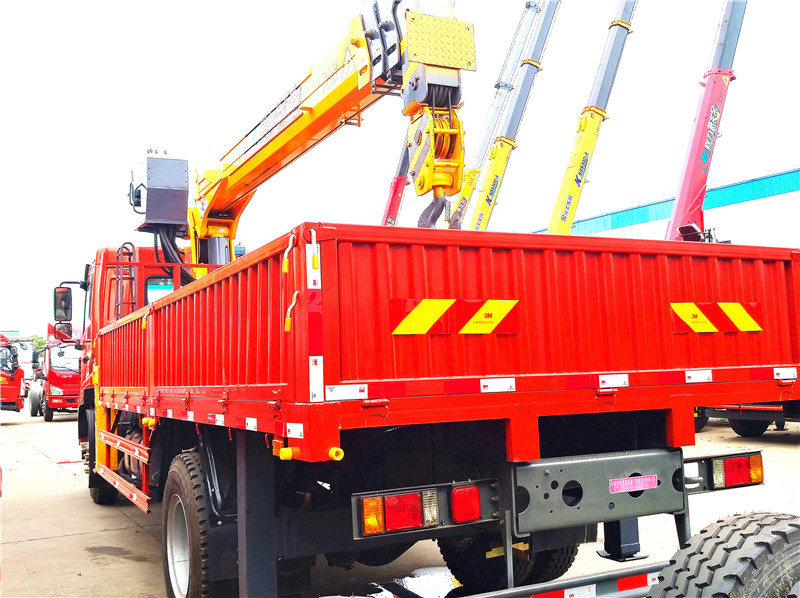 重汽王牌單橋6.3噸隨車吊