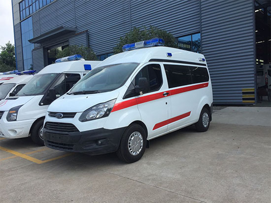 福特全順V362(自動(dòng)檔)一體化監(jiān)護(hù)型救護(hù)車